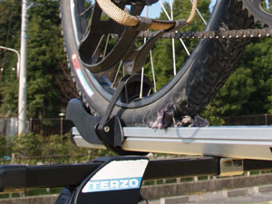 TERZOのサイクルキャリア　後輪タイヤをベルトで固定